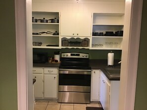 Mikrovågsugn, ugn, spishäll och diskmaskin