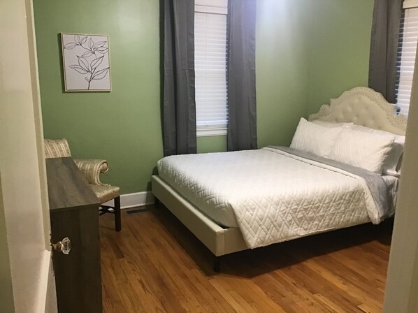 Strykjärn/strykbräda, wi-fi och sängkläder