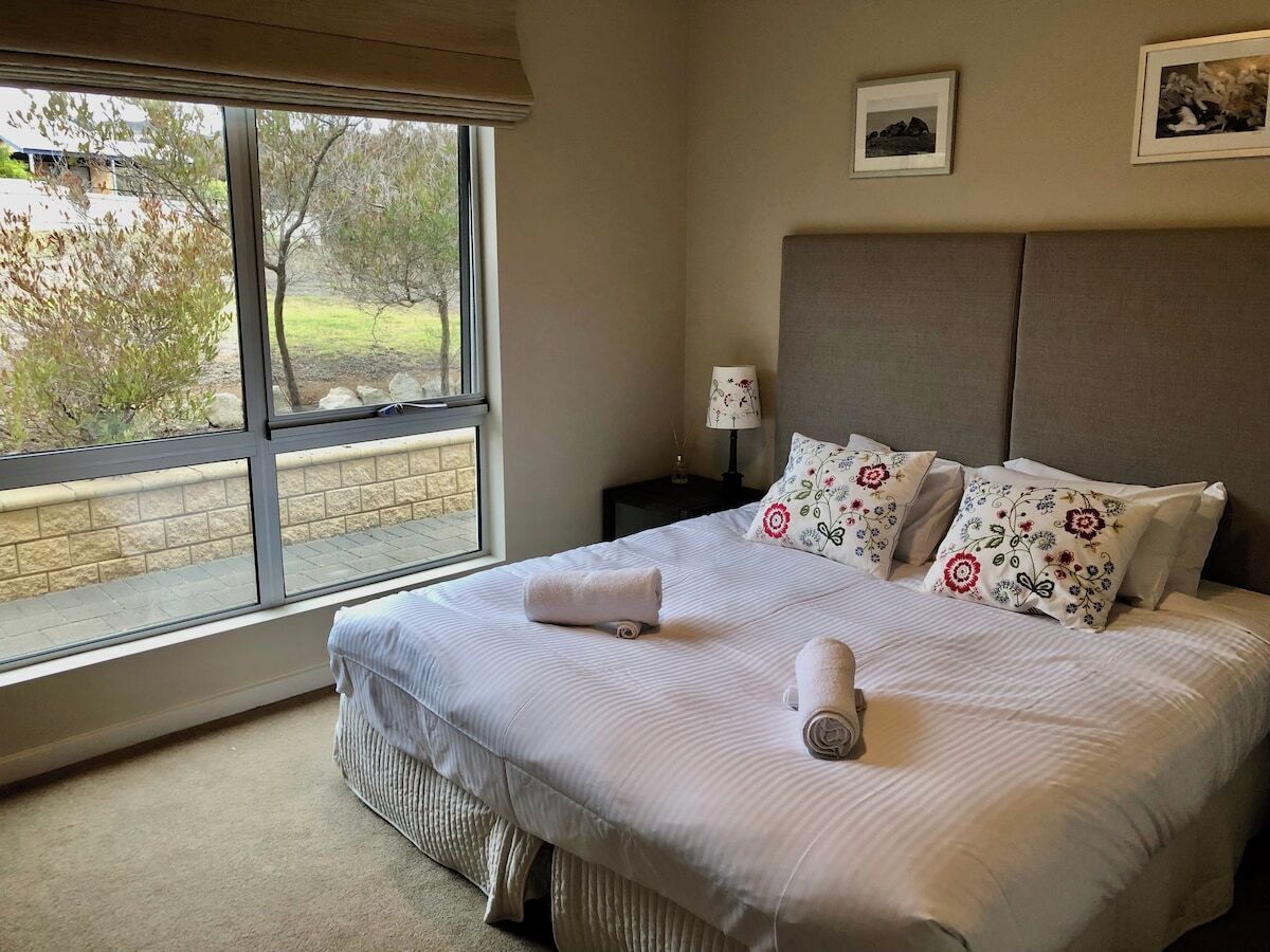 4 bedrooms, desk, iron/ironing board, free WiFi