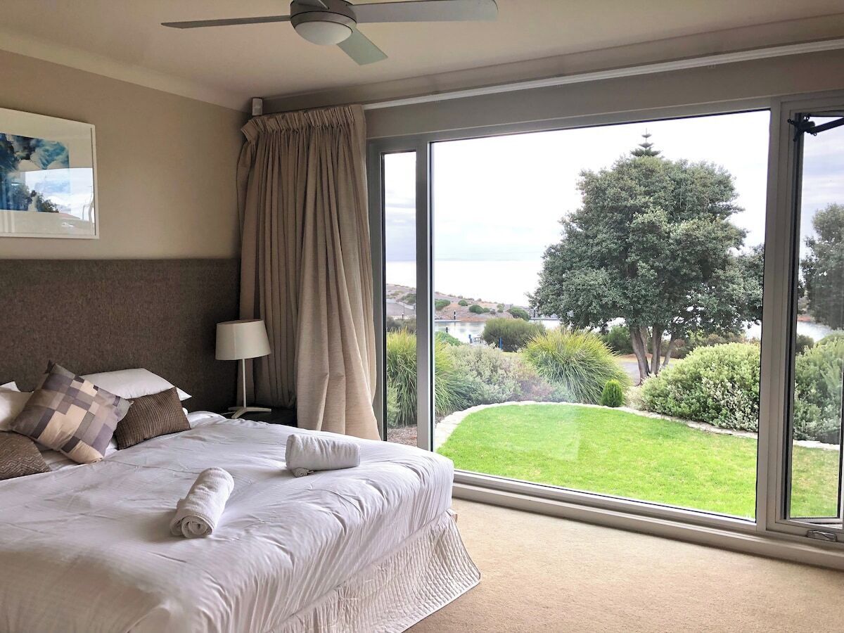 4 bedrooms, desk, iron/ironing board, free WiFi