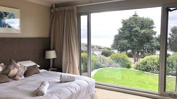 4 bedrooms, desk, iron/ironing board, free WiFi