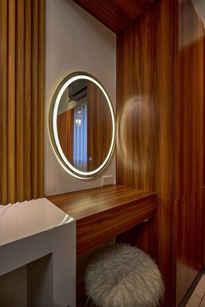 Condo, ban công, quang cảnh hồ bơi | Truy cập Internet không dây miễn phí, bộ trải giường 