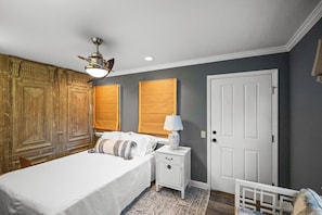 3 habitaciones, tabla de planchar con plancha, wifi y ropa de cama 