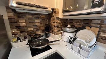 Room, 2 Bedrooms, Balcony, Pool View | Private kitchen