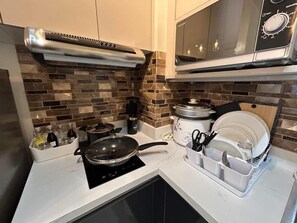 Room, 2 Bedrooms, Balcony, Pool View | Private kitchen