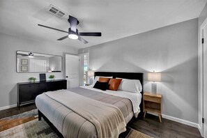 3 habitaciones, tabla de planchar con plancha, wifi y ropa de cama