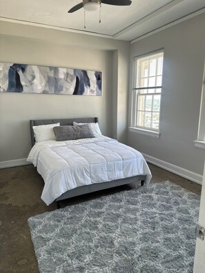 1 slaapkamer, een strijkplank/strijkijzer, gratis wifi, beddengoed