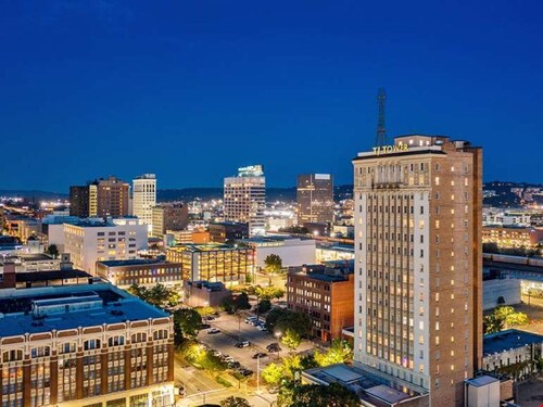 Spacious Downtown Condo With High Rise View