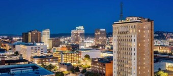 Spacious Downtown Condo With High Rise View