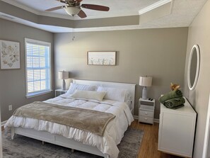 3 habitaciones, tabla de planchar con plancha, wifi y ropa de cama 