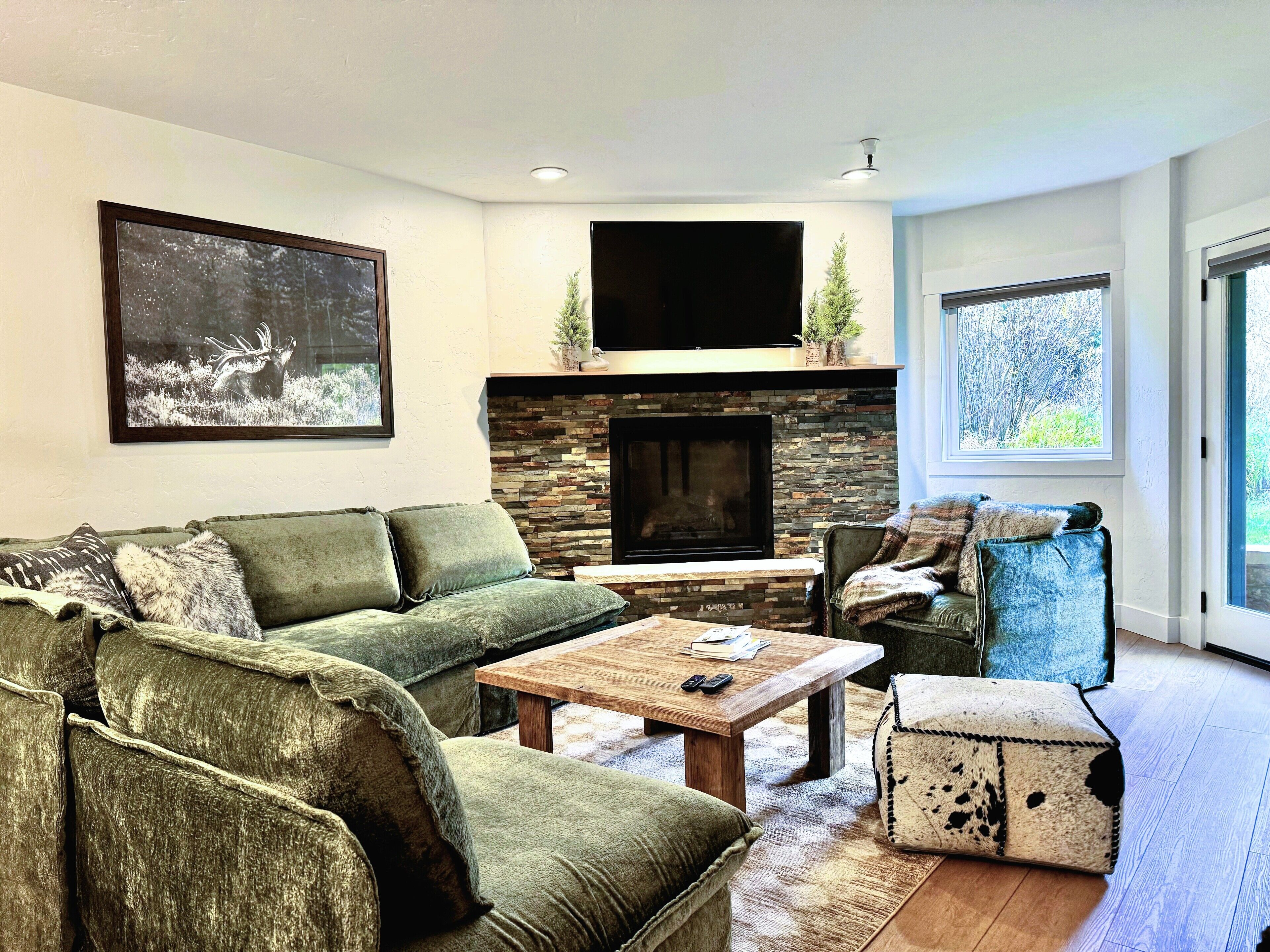 Smart-TV, Kamin, Bücher