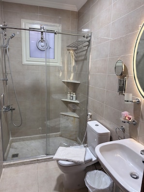 Dusche, Haartrockner, Bidet, Handtücher