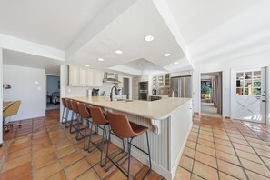 Mikrobølgeovn, ovn, kokeplater og oppvaskmaskin