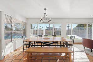 Dining - Shalimar - HUGE HOME- ASU-6 bed 3 bath-Heated Pool (Tempe)