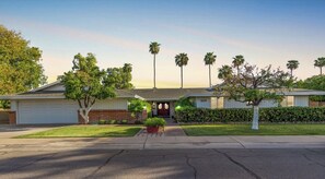 Exterior - Shalimar - HUGE HOME- ASU-6 bed 3 bath-Heated Pool (Tempe)