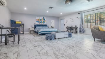 1 slaapkamer, een strijkplank/strijkijzer, internet, beddengoed