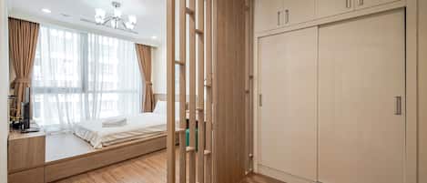 City Apartment, 1 Bedroom, Balcony, City View | Hypo-allergenic bedding, minibar, individually decorated