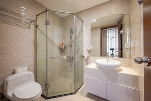 Appartement Ville, balcon, vue ville | Salle de bain | Articles de toilette gratuits, sèche-cheveux, serviettes fournies, savon