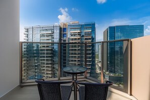 Apartamento clássico, 1 quarto, sacada, vista para a cidade | Vista do quarto