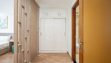 City-Apartment, Balkon, Stadtblick | Schreibtisch, laptopgeeigneter Arbeitsplatz, kostenloses WLAN