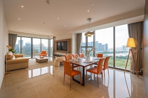 Classic-huoneisto, 3 makuuhuonetta, parveke, kaupunkinäköala | Allergiatestatut vuodevaatteet, minibaari, yksilöllisesti sisustettu