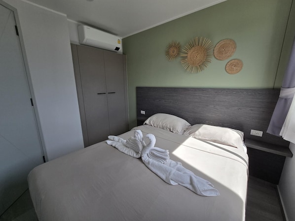 Apartament, balcó, vistes a la muntanya | Caixa forta a l'habitació, cortines opaques i planxa i posts de planxar