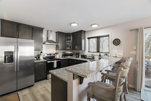 Refrigerador, microondas, horno y parrilla de estufa 