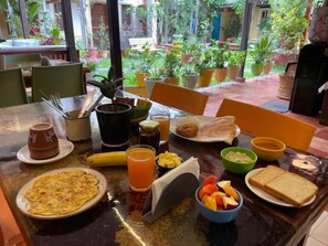 Desayuno de cocina local incluido todos los días