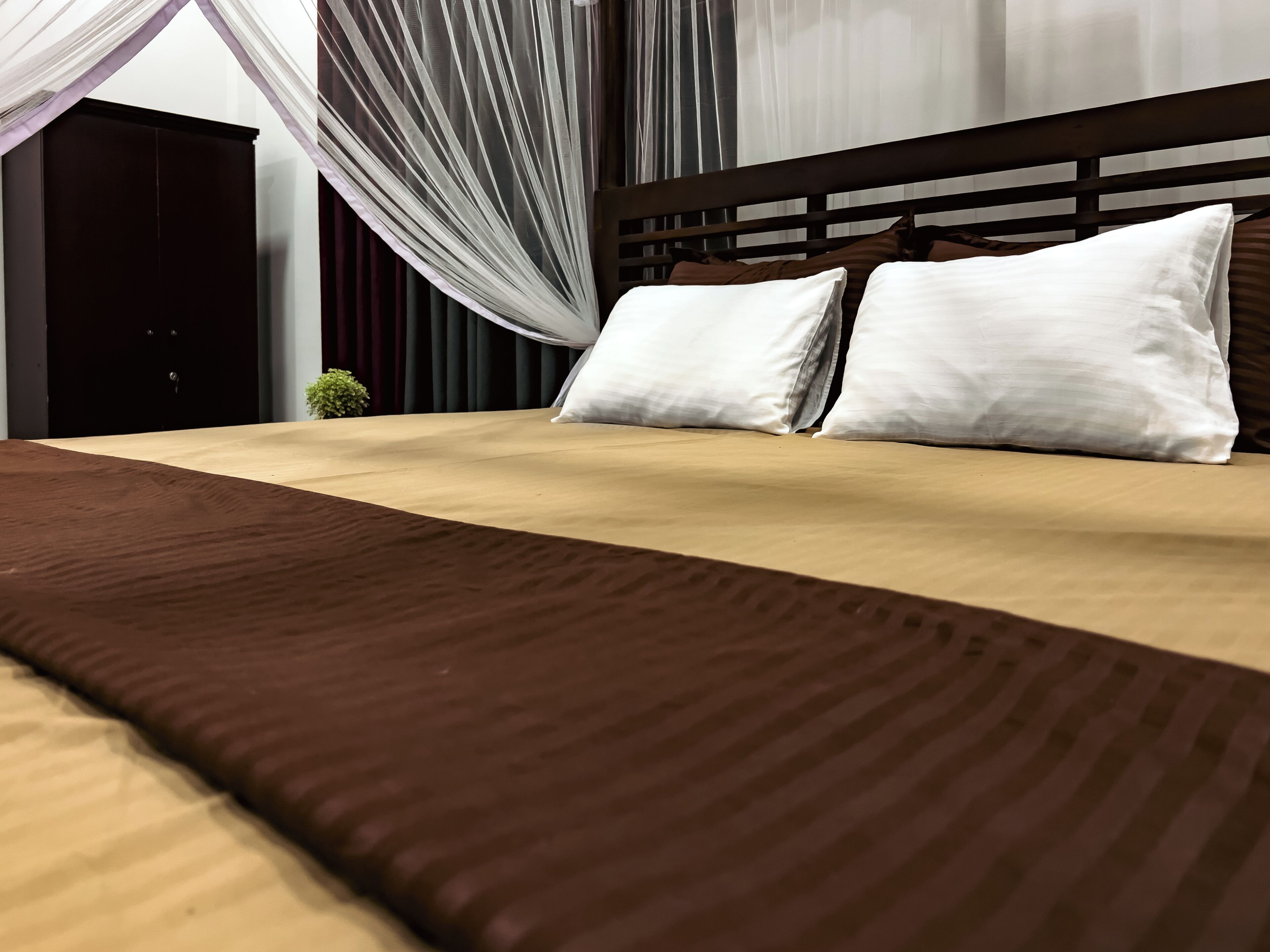 4 habitaciones, tabla de planchar con plancha, wifi y ropa de cama 