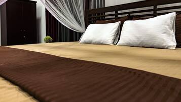 Tabla de planchar con plancha, wifi y ropa de cama