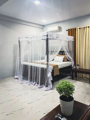 Een strijkplank/strijkijzer, wifi, beddengoed