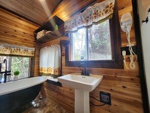 Hair dryer, bidet, towels, soap - Private Home near Volcano Park on Paved Road (Mountain View)