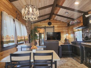 Dining - Private Home near Volcano Park on Paved Road (Mountain View)