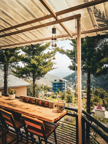 Young Monk Hostel Dharamkot