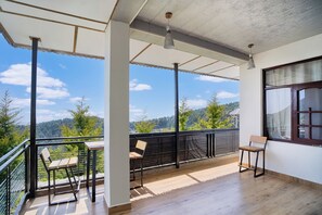 Slaapzaal, balkon, uitzicht op bergen | Terras