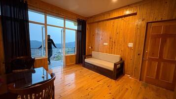 Superior Double Room, Balcony, Mountain View | Living area
