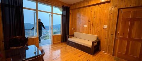 スーペリア ダブルルーム バルコニー マウンテンビュー | リビング エリア