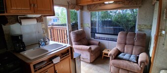 Cozy 1 BR RV in Chowchilla right off Route 152 and 99, Sleeps 4!