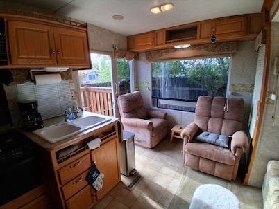 Cozy 1 BR RV in Chowchilla right off Route 152 and 99, Sleeps 4!