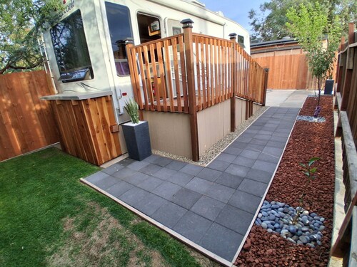 Cozy 1 BR RV in Chowchilla right off Route 152 and 99, Sleeps 4!