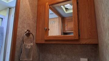 Bruser, hårtørrer, håndklæder, Sæbe