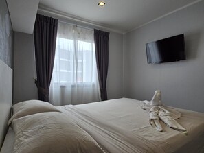 Apartment, Balcony, Mountain View | In-room safe, blackout drapes, iron/ironing board, free WiFi