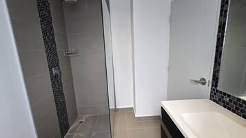 apartman, erkély, kilátással a hegyre | Fürdőszoba