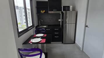 Apartment, Balcony, Mountain View | Dapur kecil peribadi
