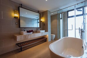 Amenidades de baño gratuitas, secadora de cabello, pantuflas, toallas 