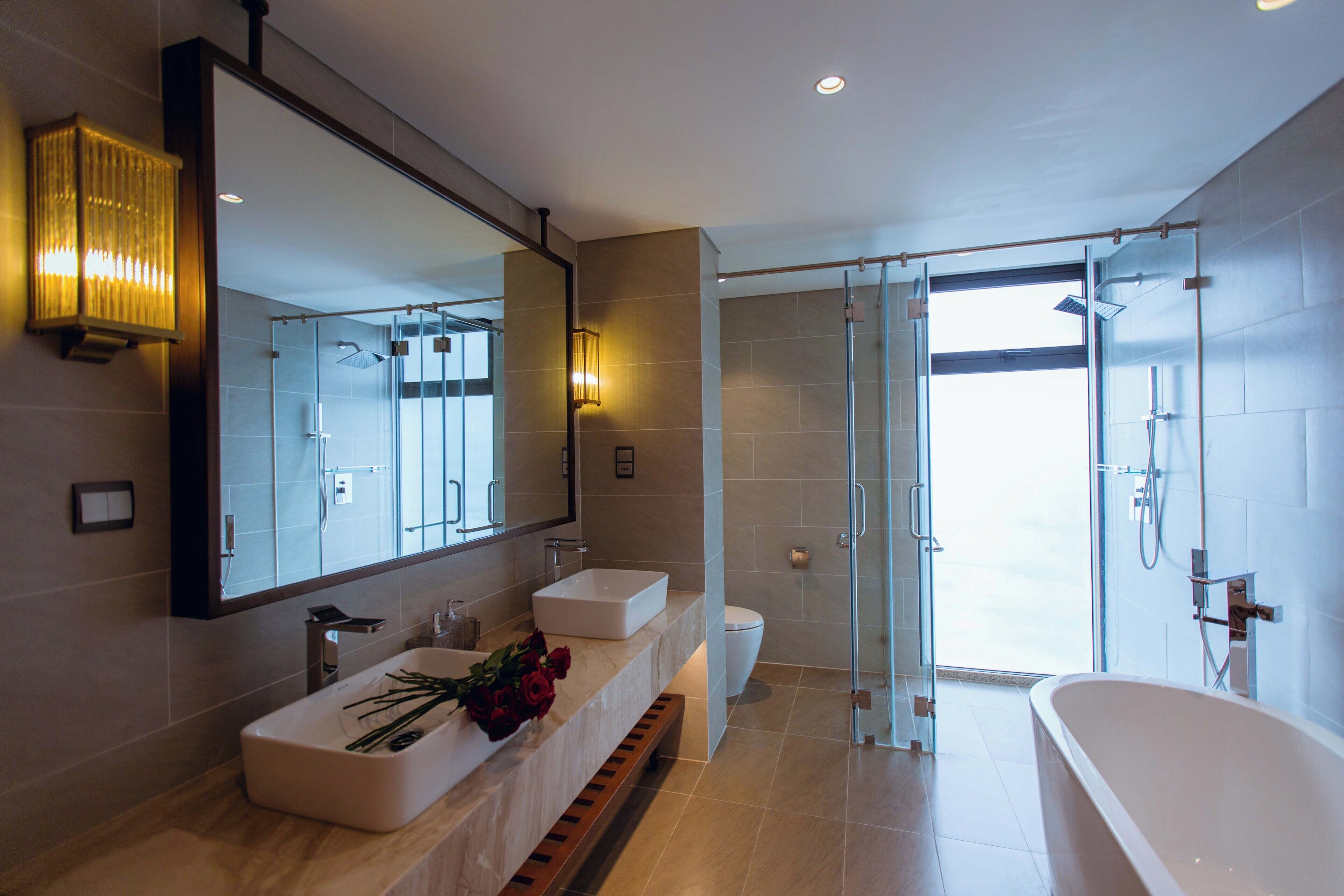 Chambre « Premier », balcon, vue jardin | Salle de bain