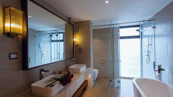 Premier Room, Balcony, Garden View | Bathroom | Free toiletries, hair dryer, slippers, towels