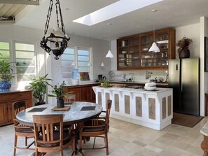 Oven, stovetop -  Swedish designed, 16 meter infinity pool  private garden footsteps from  beach. (Kabupaten Badung)