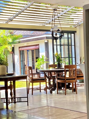 Outdoor dining -  Swedish designed, 16 meter infinity pool  private garden footsteps from  beach. (Kabupaten Badung)