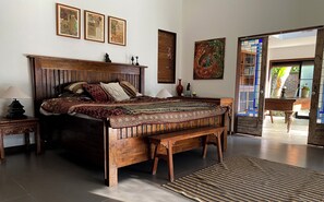 2 bedrooms, WiFi, bed sheets -  Swedish designed, 16 meter infinity pool  private garden footsteps from  beach. (Kabupaten Badung)